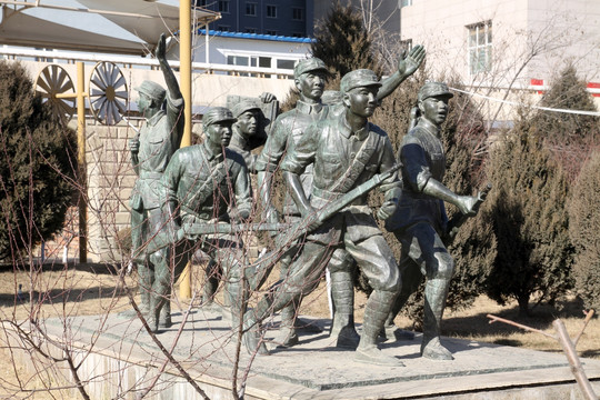 广场雕塑 解放军前进