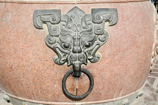 鼓形雕塑 兽头铜环