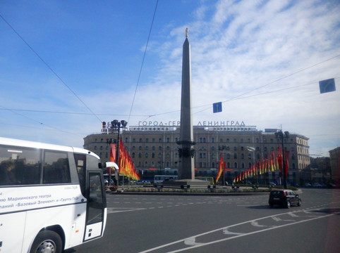 沃斯塔尼亚广场“英雄城纪念碑”