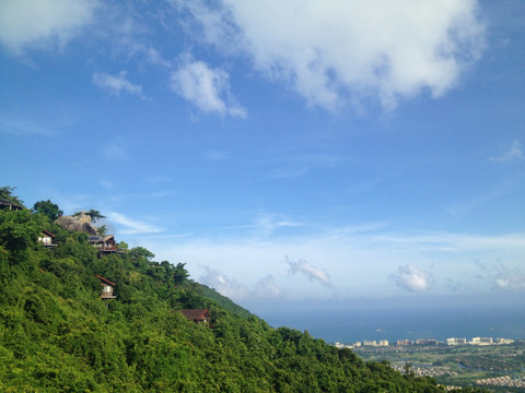 蓝天白云青山雨林鸟巢度假村