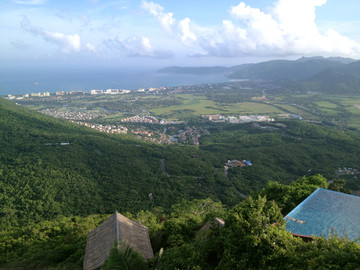 公园山顶鸟瞰三亚海城市景观