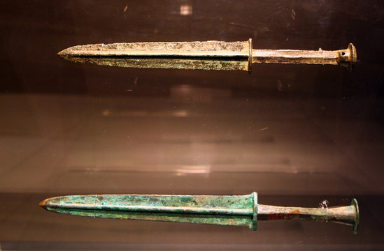 青铜柱脊短剑