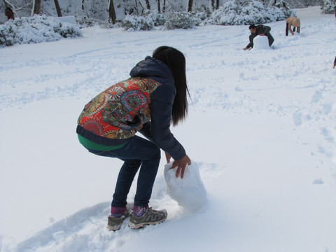 滚雪球的女孩