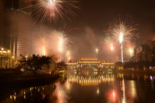 成都夜景锦江安顺廊桥烟花