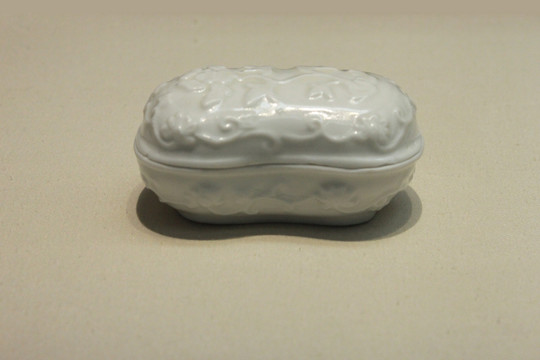 德化窑白釉印花纹盖盒