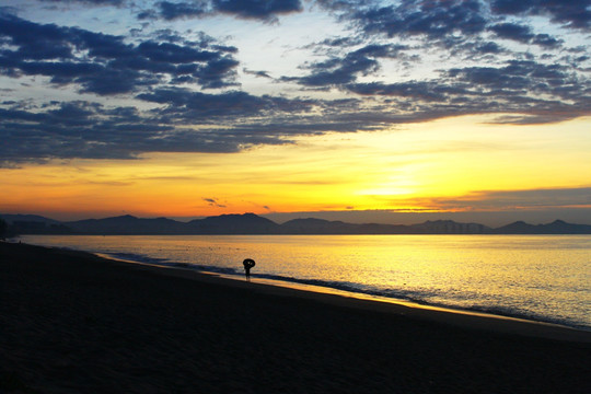 三亚湾清晨海边