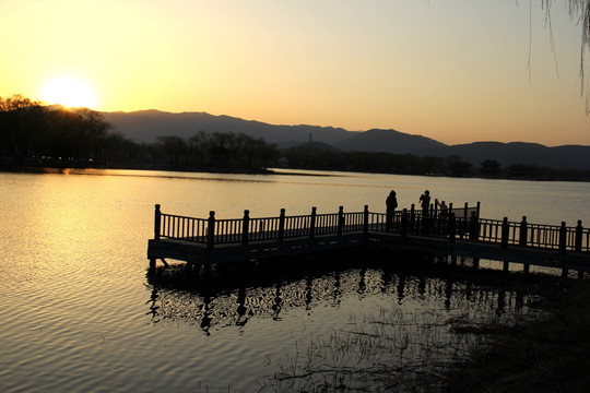 黄昏湖景