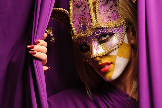 神秘紫色面具女郎