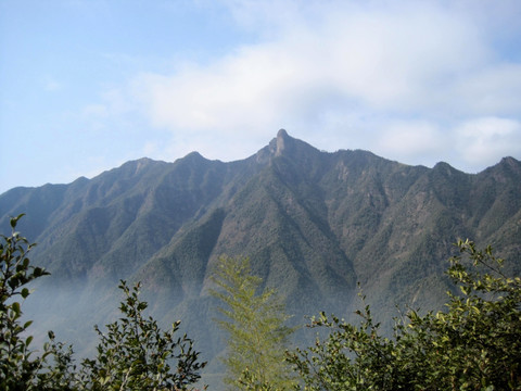 蓝天青山迷雾