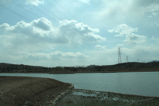 乌云湖水电力塔