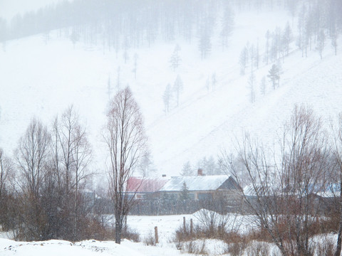 下雪的山村