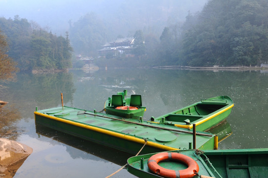 青城山月沉湖小船