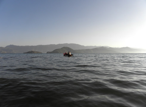 晨曦中的泸沽湖
