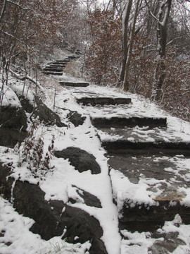 山路残雪