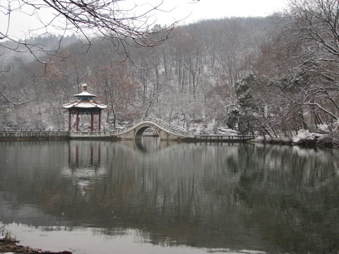 深秀湖飞雪