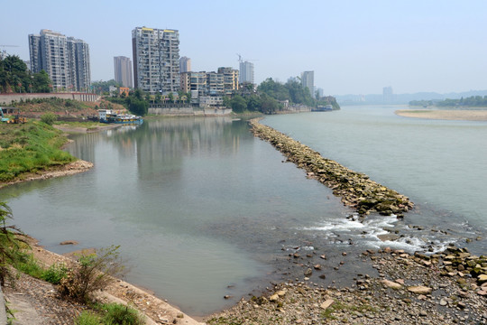 乐山大渡河水坝河滩