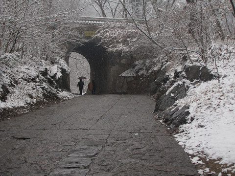 峰回路转 琅琊古道残雪