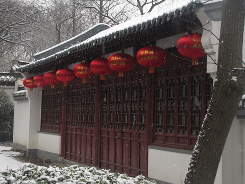 雪中古建筑 红灯笼