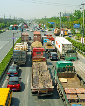 公路上的大卡车