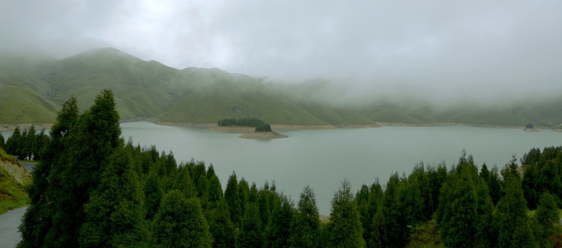 天湖烟雨