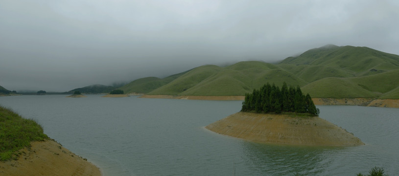 天湖烟雨