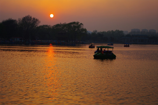 夕阳下的湖面