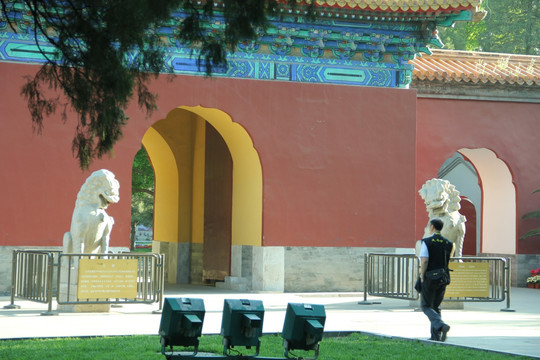 公园拱形门和石狮子