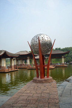 蓝天白云 湖水 艺术雕塑
