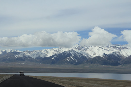 湖那边雪山云涌