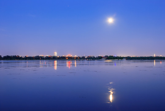 昆明湖月夜