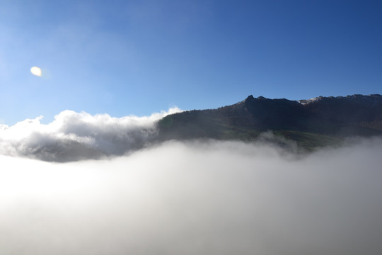 云雾中的阿尔泰山