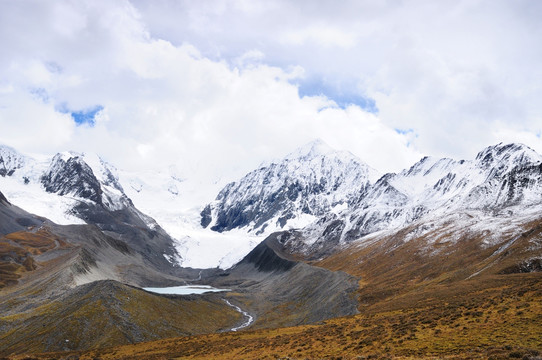 高原雪山风光