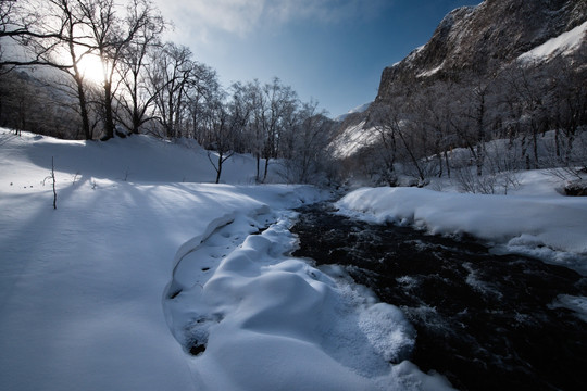 雪地里的河流