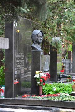 苏联空军英雄阿梅特汗苏丹之墓