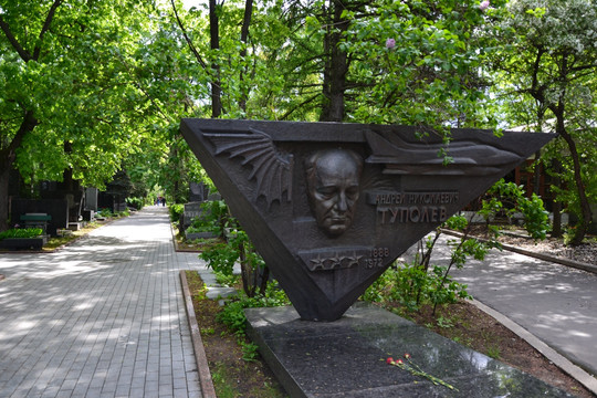 俄罗斯航空工业之父图波列夫之墓