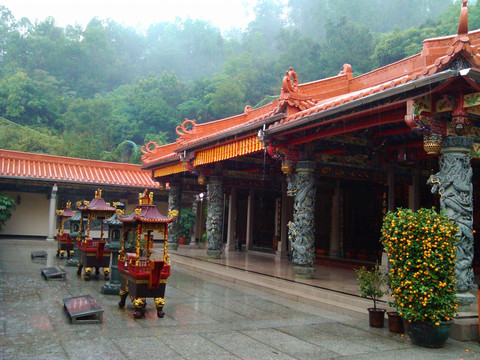 雨中庙宇
