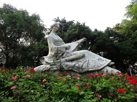 枇杷山公园枇杷女塑像