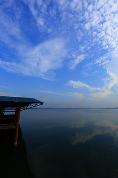 蓝天白云湖水