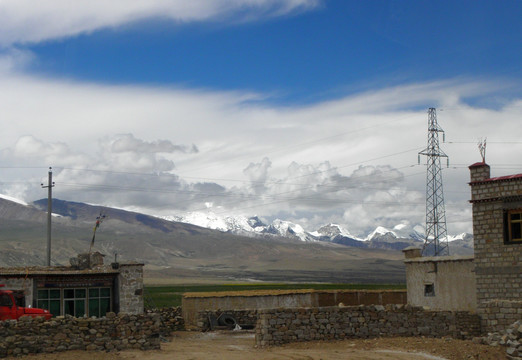 藏族民居和念青唐古拉山