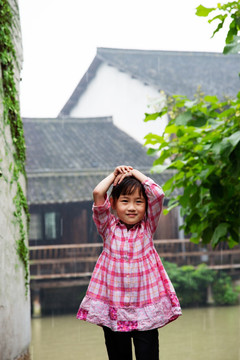 雨中的小女孩