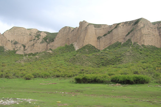 山崖兀立