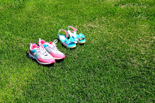 草地上的鞋