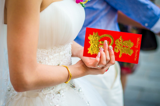 新娘手上的红包