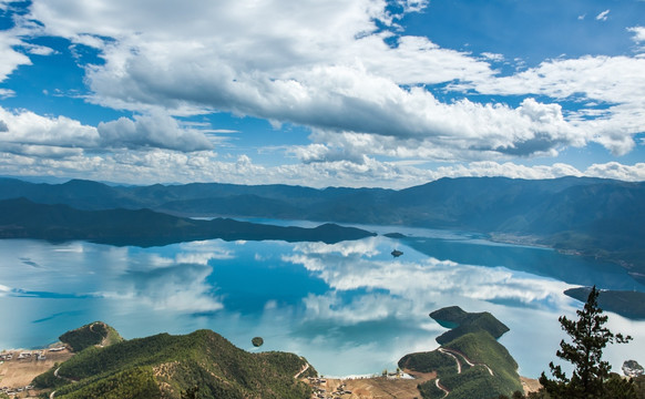 蓝天白云下的泸沽湖全景