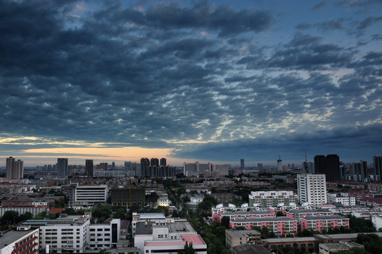 乌云密布的城市