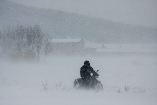 雪天 行人 摩托车