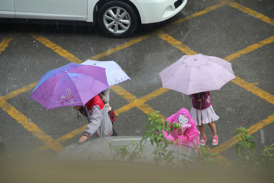 雨中玩耍的孩子