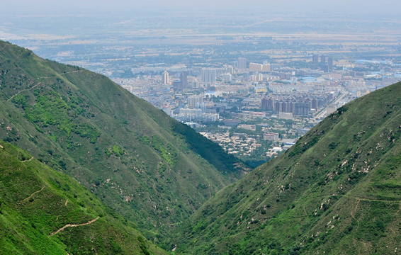 起伏山峦