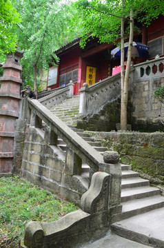 深山藏古寺