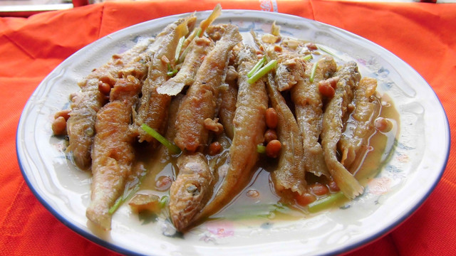 黄豆焖沙丁鱼